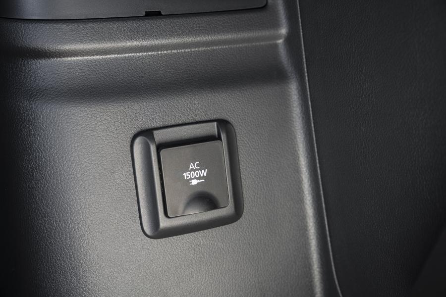 Детали интерьера Mitsubishi Outlander PHEV 2018 года  (NA) (фото 27 из 41)